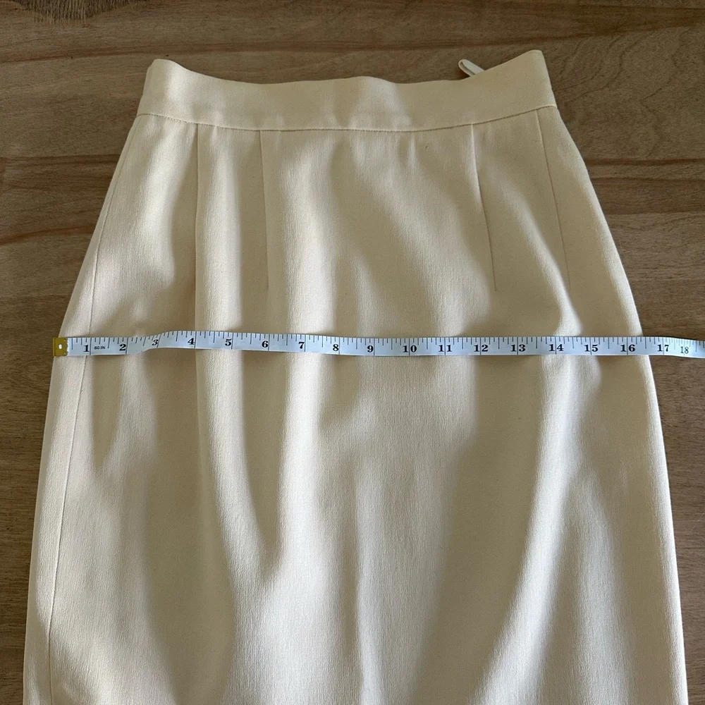 VINTAGE Chanel!! Amazing cream colored Pencil skirt- size 4